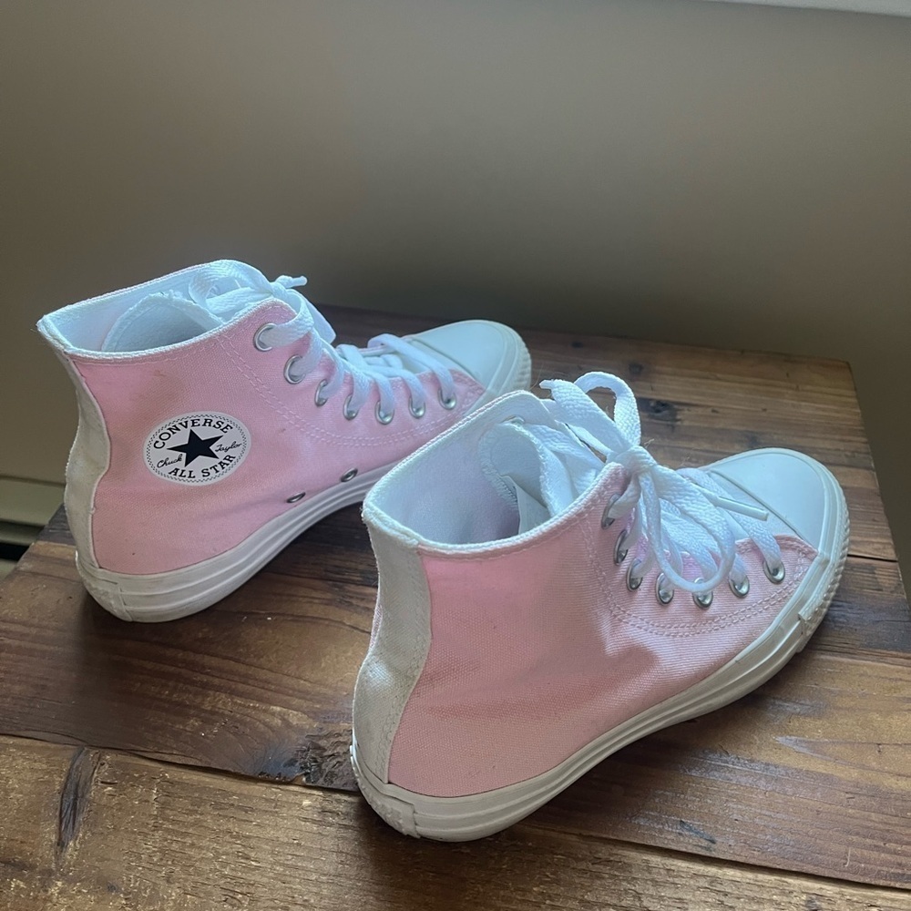 Women’s Converse Chuck Taylor Sneakers - Size 5 1/2 - Picture 4 of 7